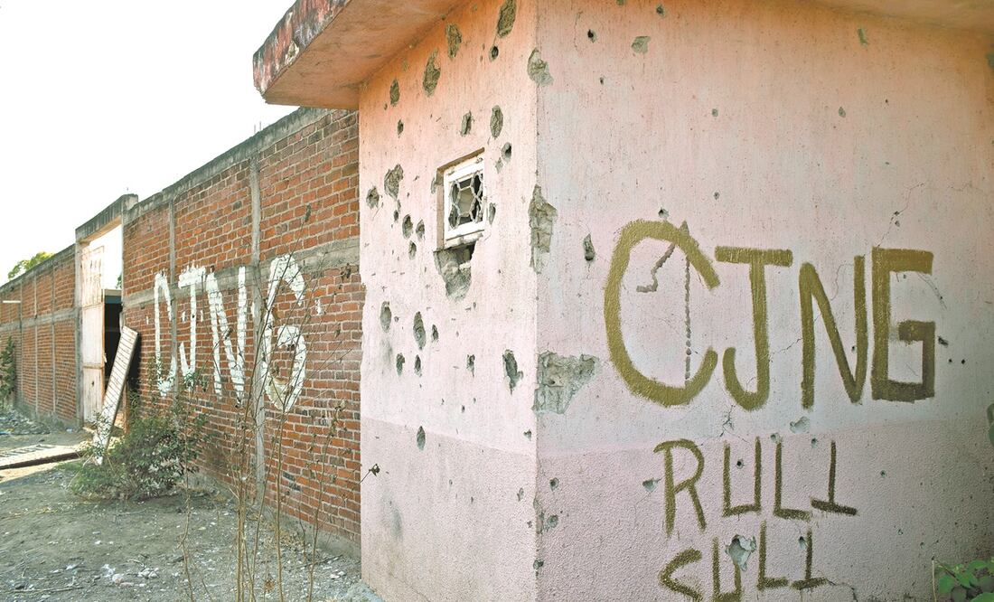 Las pintas del cártel están en varias partes de Aguililla. Foto: Armando Solís. EL UNIVERSAL