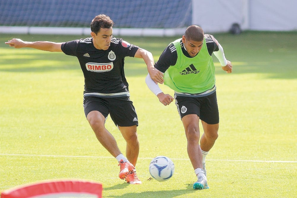 Omar Bravo y Carlos Salcido, durante el encuentro interescuadras, en fuerte lucha por el control del balón (ISMAEL RAMÍREZ. IMAGO7)
