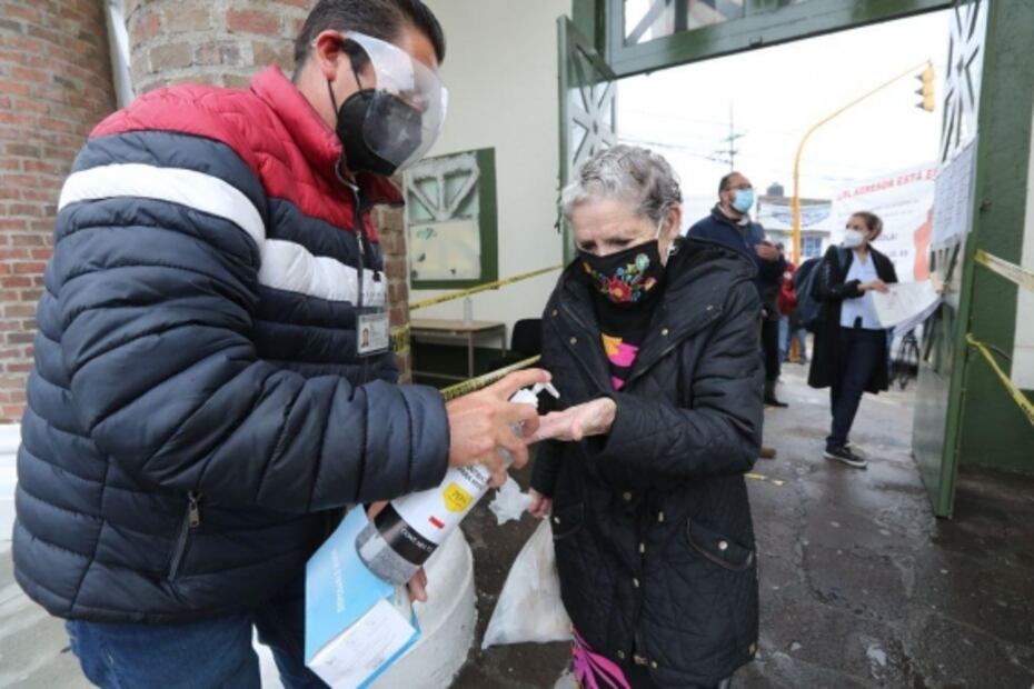 Sin miedo y con cubrebocas, reportan buena afluencia en casillas electorales