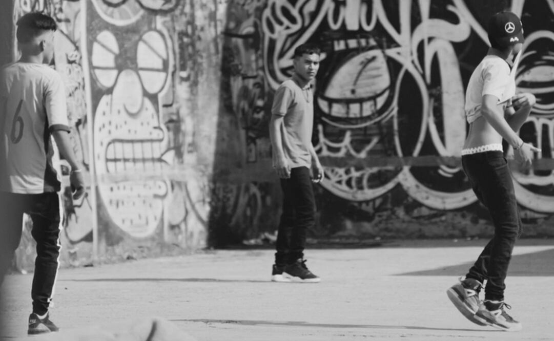 El largometras está hecho a blanco y negro. Ninguno de los directores participantes se puso se acuerdo en lo que debía abordar. Foto: Bambú Audiovisual