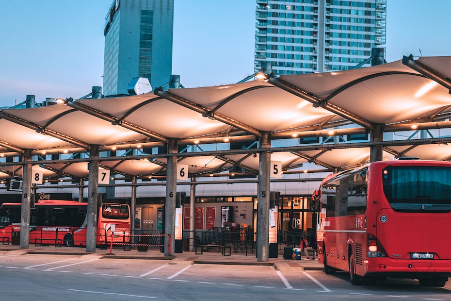 Al viajar en autobús, los adultos mayores con credencial vigente pueden acceder a descuentos en el boleto. Foto: Pexels