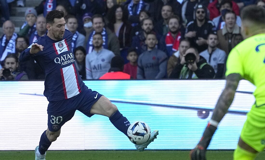 Lionel Messi frente al Auxerre / Foto: AP