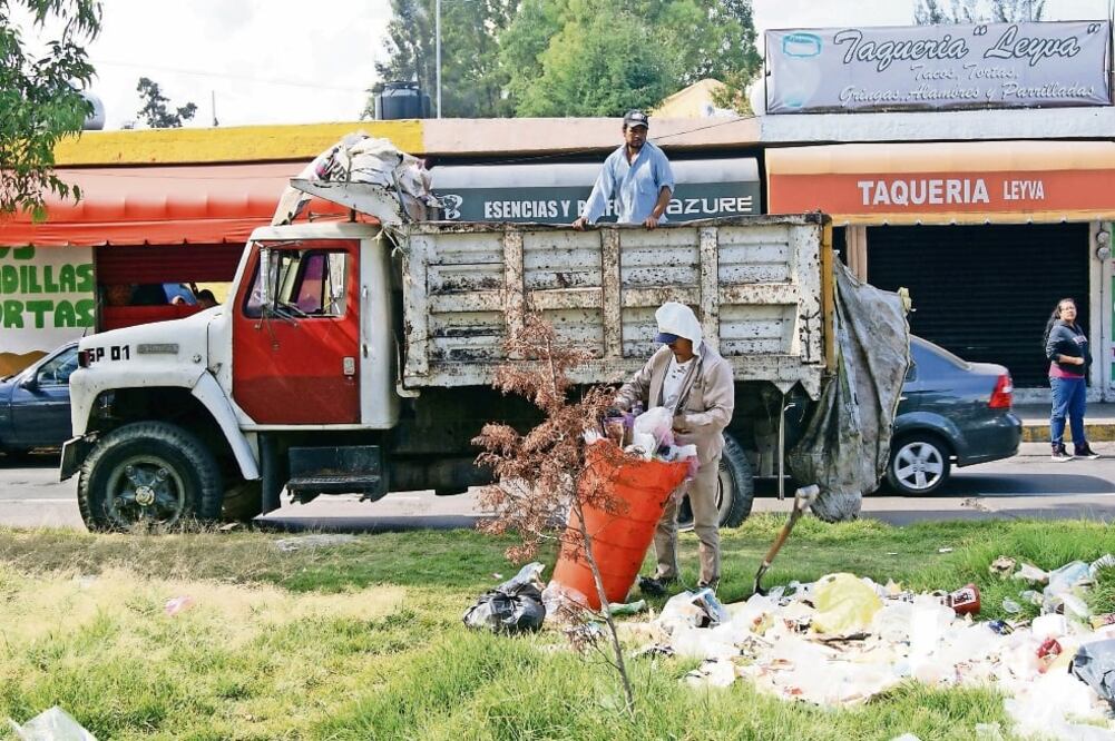 El operativo especial se mantendrá durante una semana más, en lo que inicia la operación temporal de la nueva empresa autorizada para recolectar las cerca de 400 toneladas de basura que se generan en Coacalco (ESPECIAL)
