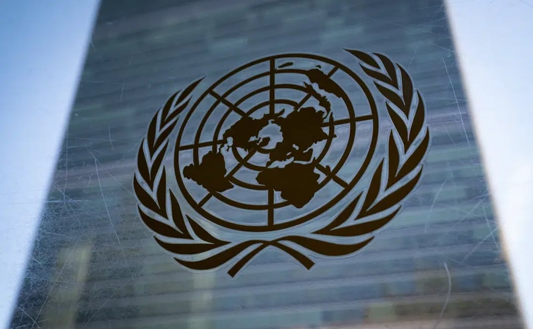 En esta imagen de archivo, el símbolo de Naciones Unidas visto en el exterior de un edificio en su sede, en Nueva York. Foto: AP