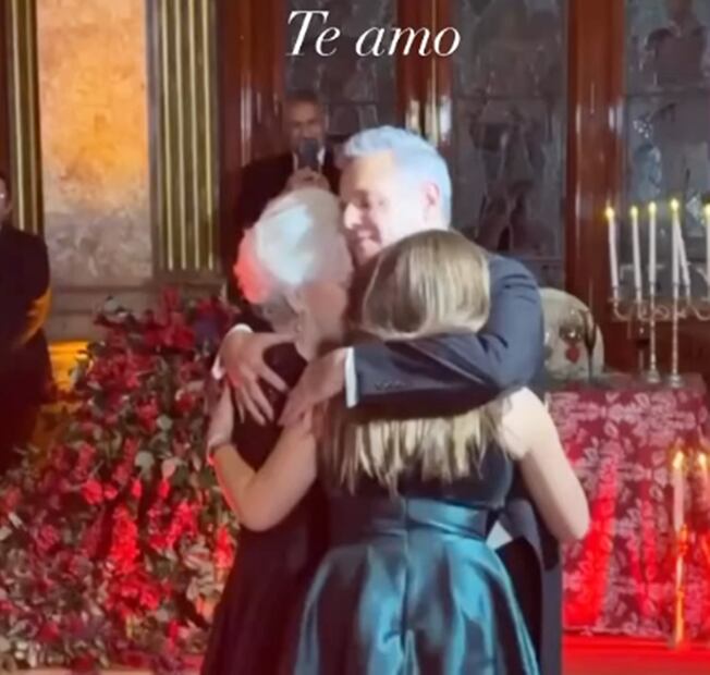 La madre y la hija menor del actor también se dieron cita en la boda y dedicaron buenos deseos a los recién casados.
Foto: Instagram