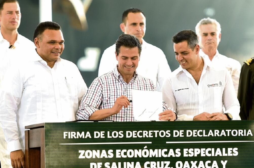 El 18 de diciembre, el presidente Enrique Peña Nieto firmó el decreto con el que se creó la Zona Económica Especial de Salina Cruz, en presencia del gobernador Alejandro Murat Hinojosa. (ESPECIAL)