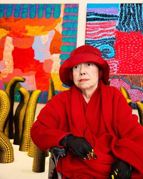 Kusama construyó durante décadas un universo visual marcado por lunares, redes, espejos y colores intensos. Foto: Instagram @yayoikusamamuseum / Yayoi Kusama (Yusuke Miyazaki)