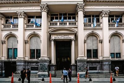 Superpeso logra cierre histórico ante peso argentino