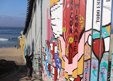 Artistas plasman siluetas migrantes en muro fronterizo de Tijuana; protestan contra políticas migratorias de Trump