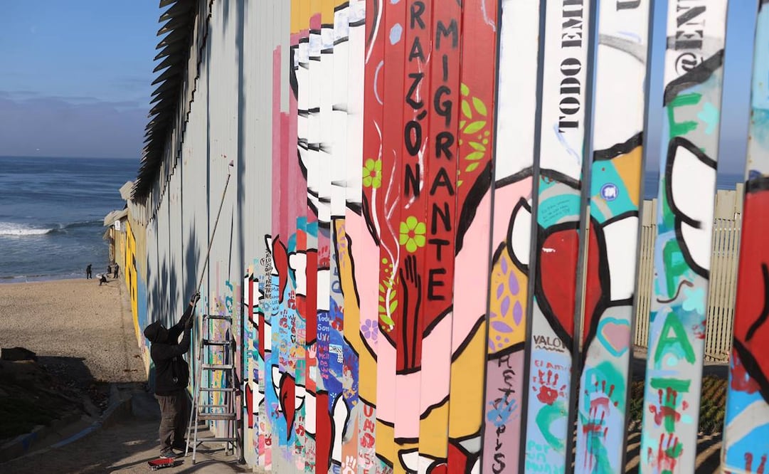 El artista Enrique Chiu y otros creadores mexicanos realizaron una protesta pacífica pintando siluetas de migrantes en el muro fronterizo de Playas de Tijuana, en solidaridad con las personas afectadas por las políticas migratorias que implementará Donald Trump al asumir nuevamente la presidencia de Estados Unidos. (19/01/25) Foto: Diego Simón/ EL UNIVERSAL