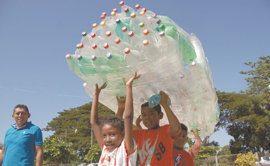Los niños elaboraron una balsa con materiales reciclados, como parte de las actividades que impulsa el taller de Medio Ambiente. Fotos: EDWIN HERNÁNDEZ. EL UNIVERSAL