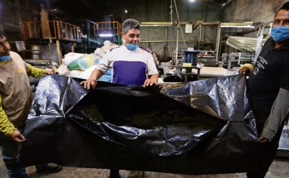 Crece demanda de bolsas para cadáveres por Covid-19