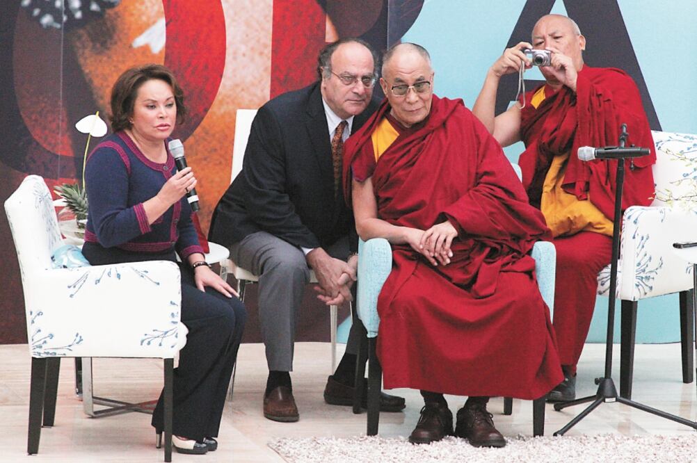 En 2011, la profesora conversó con el Dalai Lama durante una conferencia que el líder espiritual tibetano impartió a integrantes del magisterio.