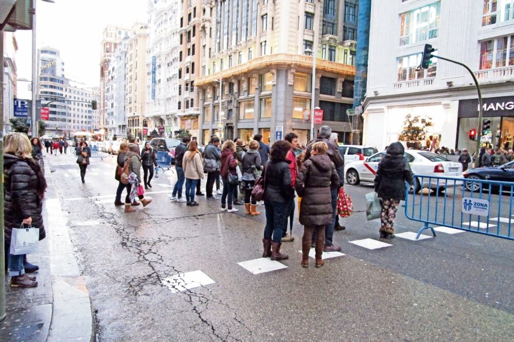 Durante estas vacaciones, cuatro de los seis carriles de la Gran Vía de Madrid se están clausurando al tráfico mediante vallas, para que los peatones utilicen la calzada como prolongación de la acera (JUAN CARLOS ROJAS. EL UNIVERSAL)