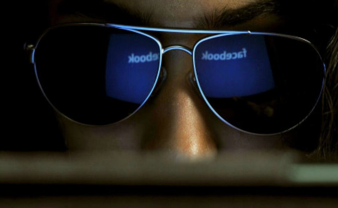 La gente puede sentir necesidad de acechar el perfil de Facebook de su ex pareja para sentirse cerca de ella