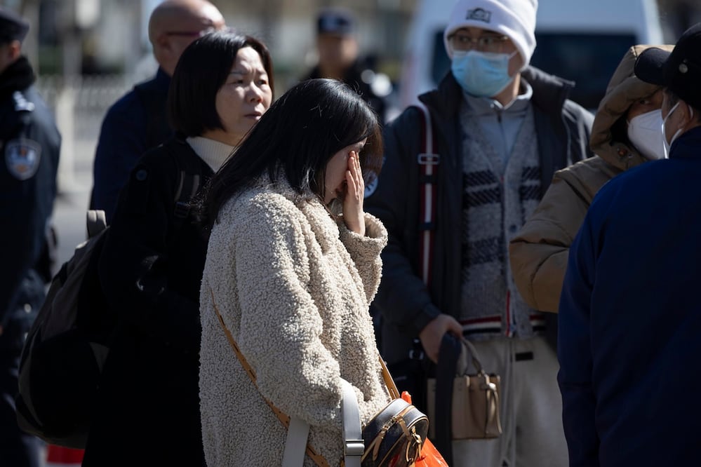 Un familiar de los pasajeros del vuelo MH370 de Malaysia Airlines que desapareció el 8 de marzo de 2014, se seca los ojos cerca de la embajada de Malasia en Beijing. Foto: EFE