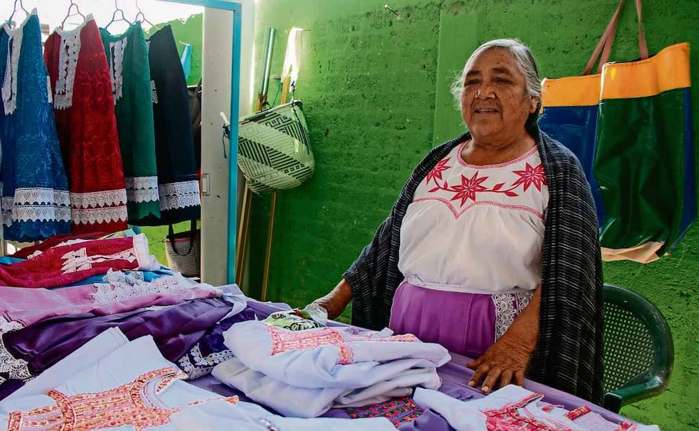 Aurelia Ramírez, sus hijas y nietas elaboran faldas de telas brillantes con encaje y blusas con flores en el pecho, lo cual es la última moda para las mujeres de la comunidad. Foto: Juana García / EL UNIVERSAL