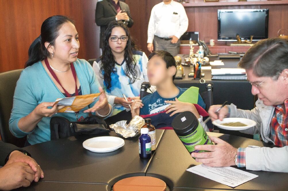 Mayela Benavides, madre de la pequeña Grace, muestra al senador Fernando Mayans Canabal productos derivados de la yerba que puede regular el Estado, como el aceite de cannabidiol (ARELI MARTÍNEZ. EL UNIVERSAL)