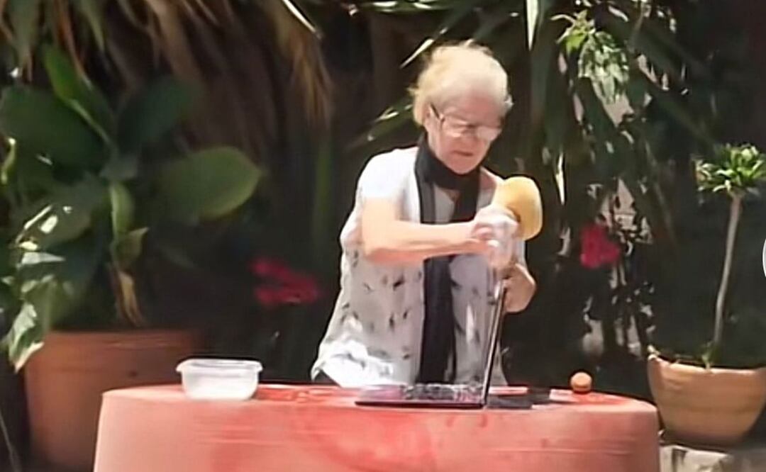 Abuelita lavando laptop con agua y jabón / Foto: Tiktok @aaronyeraa