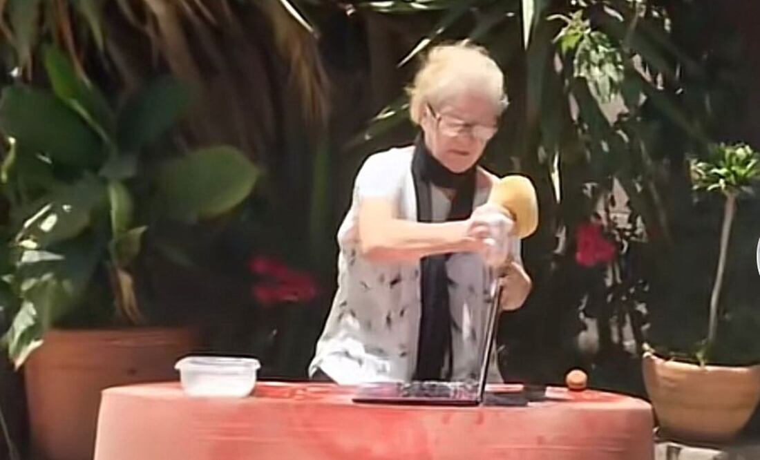 Abuelita lavando laptop con agua y jabón / Foto: Tiktok @aaronyeraa
