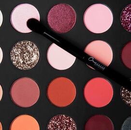 Anahí lanza paleta de sombras inspiradas en Mía Colucci de RBD