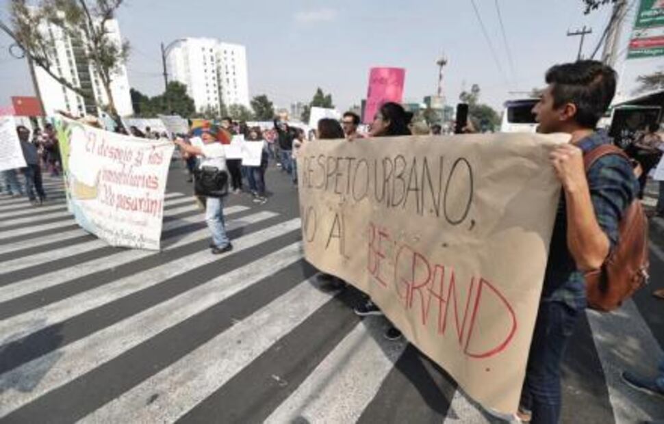 Marchan contra construcción de dos torres frente a CU