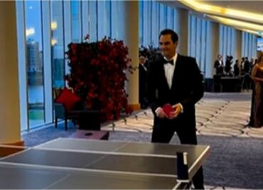 VIDEO: Roger Federer no pierde la elegancia ni jugando al Ping Pong