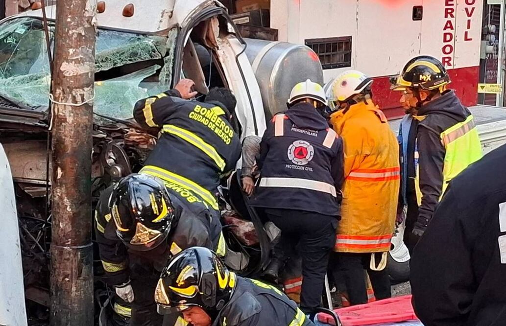 El conductor de una grúa perdió la vida después de chocar contra un poste de luz y terminar prensado contra la fachada de un inmueble. Foto: Especial