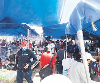 "Hasta parece que no hay pandemia", dicen tianguistas en Iztapalapa