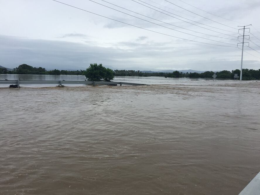 Las fuertes precipitaciones pluviales, registradas en las últimas horas en Acapulco, provocaron el desbordadamiento del río La Sabana ll, ubicado a la altura de la autopista viaducto Diamante. Foto: NOTIMEX