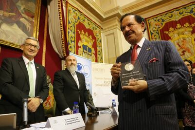 Rinden en España homenaje al Licenciado Ealy Ortiz