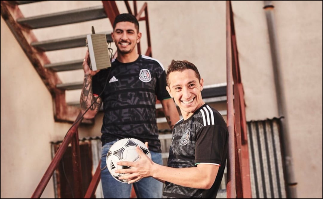 Víctor Guzmán y Andrés Guardado posan con la nueva indumentaria. Foto: @miseleccionmx