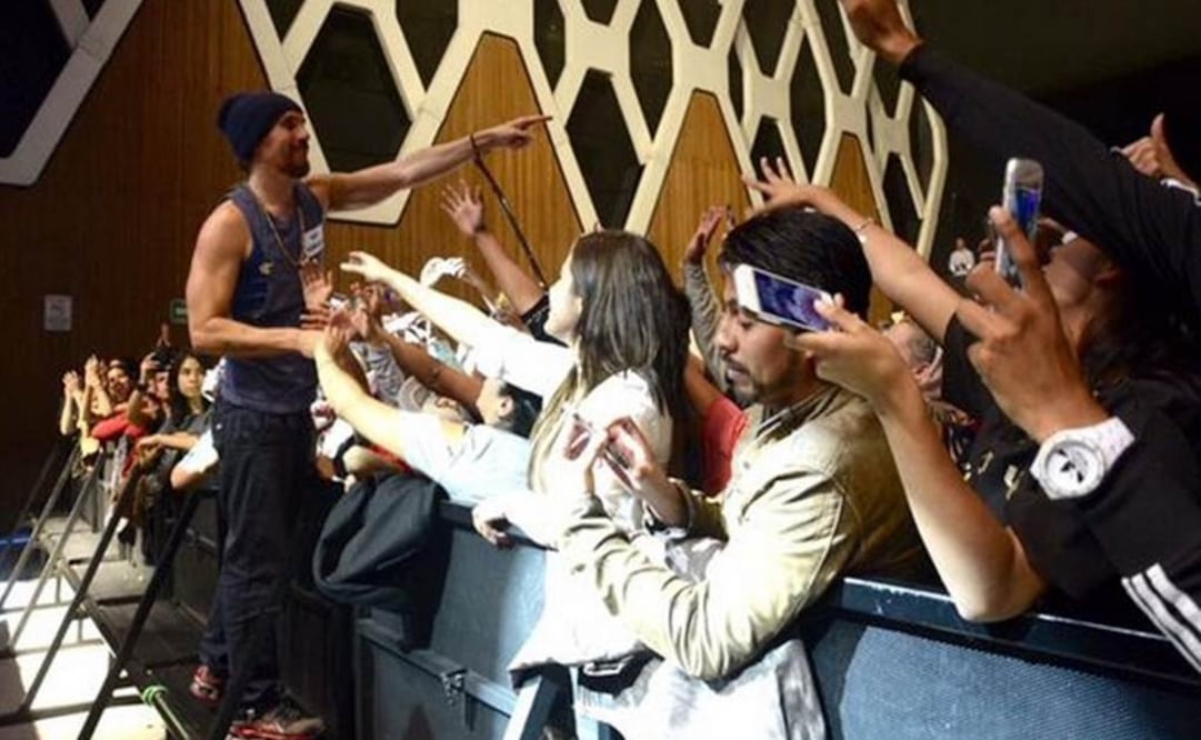 Su repertorio dio inicio con su sencillo más sonado al ritmo de "Hijos de un mismo Dios", que pertenece a su último disco de estudio titulado Historias Tattoadas. FOTO: Twitter El Plaza Condesa