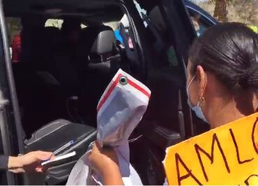 Mujeres suben a Suburban de AMLO para pedirle ayuda por familiares desaparecidos