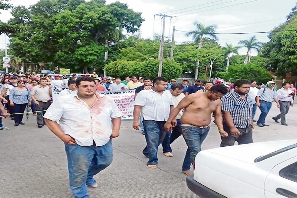 Un grupo de encapuchados que portaban piedras y palos impidió a los de la CNTE y disidentes del Suicobach ingresar a las instalaciones de la Feria Mesoamericana, ubicada en el norte de la ciudad (MARÍA DE JESÚS PETERS. EL UNIVERSAL)
