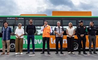 Entregan 25 nuevas unidades de la Ruta 160 en Guadalupe, NL; "renovación es notoria en las calles": Samuel García