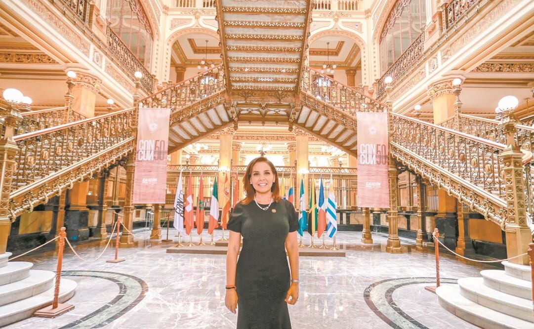 La alcaldesa Mara Lezama participó en la cancelación de la primera estampilla postal conmemorativa del aniversario de la fundación de Cancún. Foto: Especial