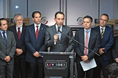 Entregan firmas para legislar 3 de 3 en el Senado