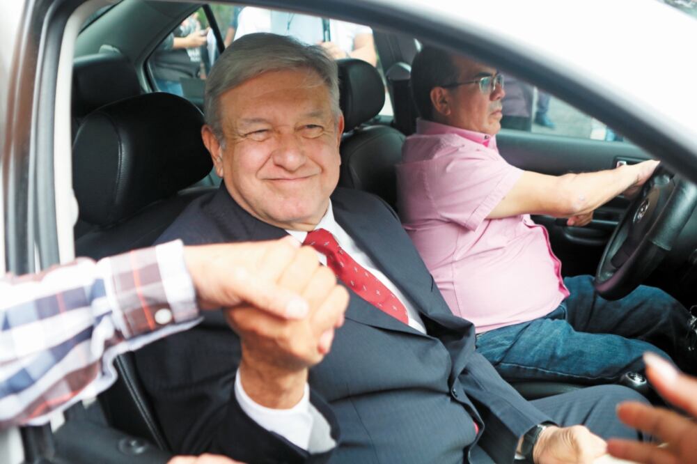 Andrés Manuel López Obrador a su salida de la casa de transición, en donde se reunió con empresarios interesados en los proyectos de refinerías para el próximo sexenio. (ARIEL OJEDA. EL UNIVERSAL)