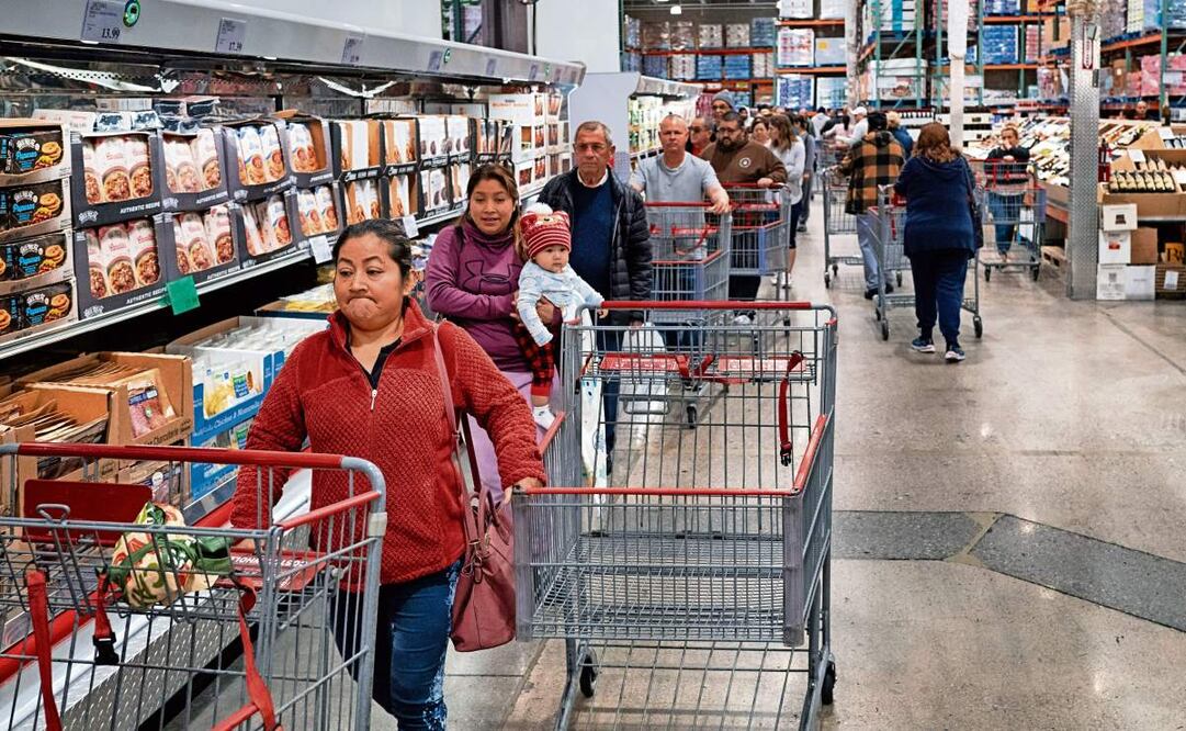 El indicador que mide la percepción de los consumidores acerca de la situación económica del país hoy en día comparada con la de hace 12 meses redujo 0.3 puntos. Foto: Archivo | AP