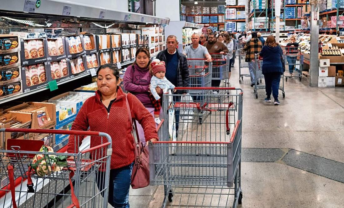 El indicador que mide la percepción de los consumidores acerca de la situación económica del país hoy en día comparada con la de hace 12 meses redujo 0.3 puntos. Foto: Archivo | AP