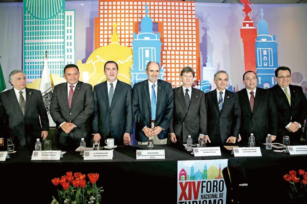 Rafael Moreno Valle, gobernador de Puebla; Fernando Marí, director del Foro Nacional de Turismo; Enrique de la Madrid, titular de Turismo y Miguel Ángel Mancera (ESPECIAL)