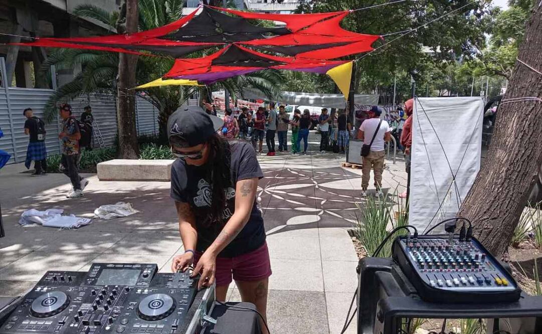 Los consumidores ya están instalados a un costado de La Plaza de Tlaxcoaque. (16/08/25) Foto: Fabián Evaristo