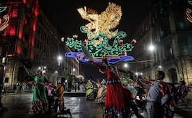 Brugada enciende alumbrado decorativo en el Zócalo de CDMX por las fiestas patrias; está dedicado a la lucha de las mujeres