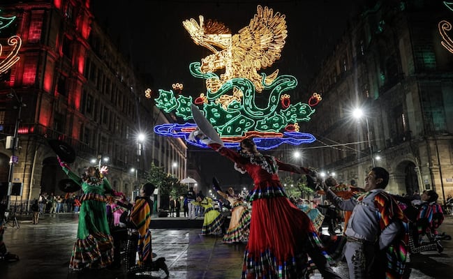 Brugada enciende alumbrado decorativo en el Zócalo de CDMX por las fiestas patrias; está dedicado a la lucha de las mujeres