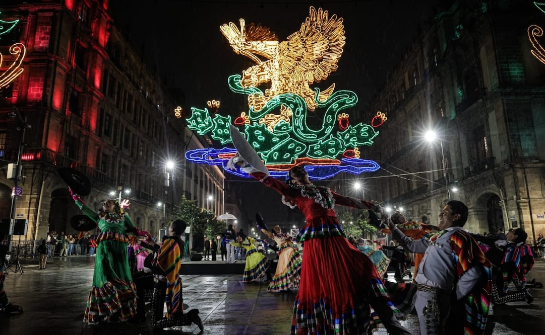 Brugada enciende alumbrado decorativo en el Zócalo por las fiestas patrias; está dedicado a la lucha de las mujeres. Foto: Gabriel Pano / EL UNIVERSAL