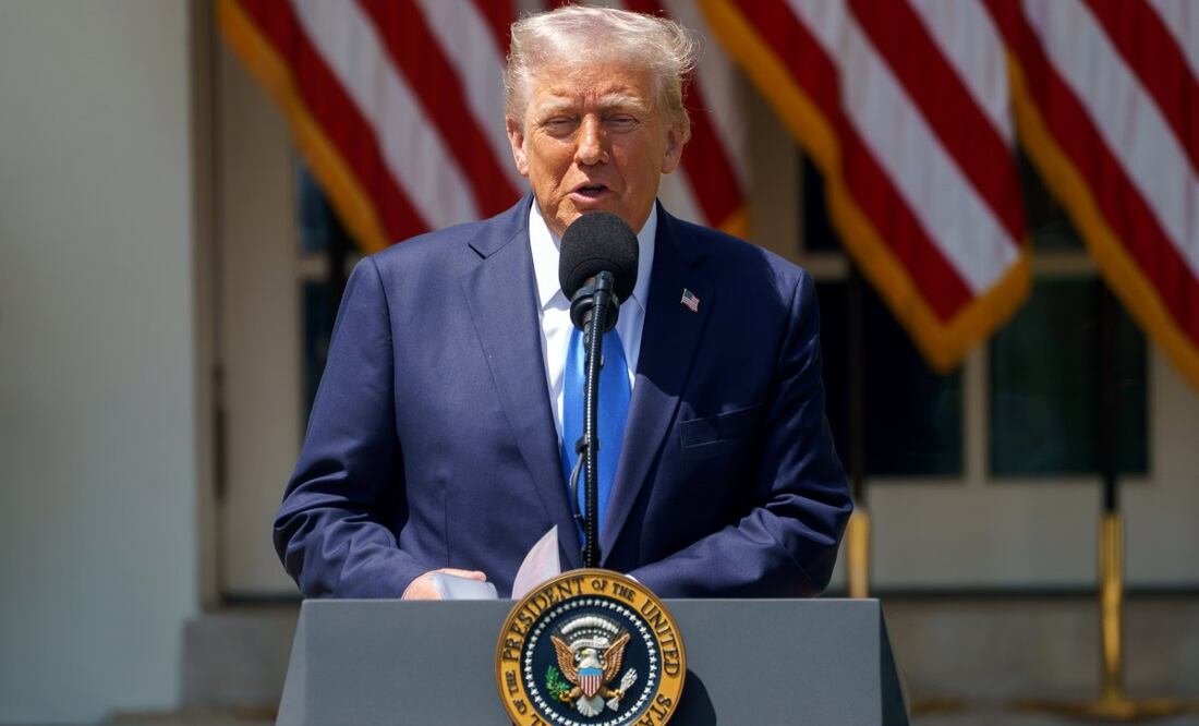 El presidente de Estados Unidos, Donald Trump, asiste al Día Nacional de Oración en el jardín de rosas de la Casa Blanca en Washington, D.C., el 1 de mayo de 2025. Foto: EFE
