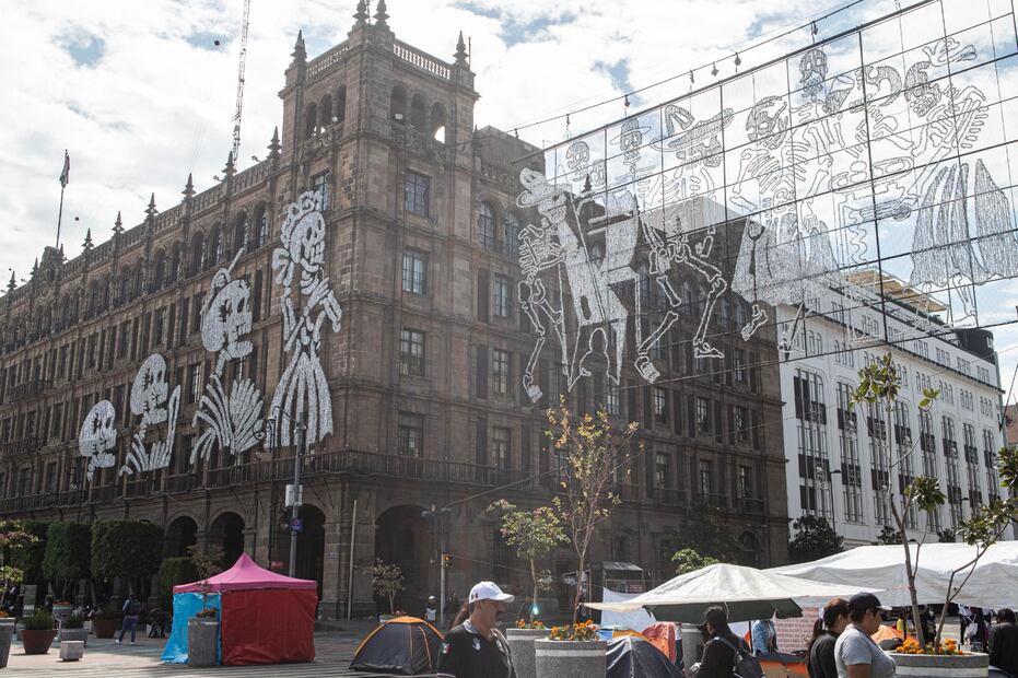 CDMX instala iluminación de Día de Muertos 2023 en el Zócalo. Foto: Gabriel Pano / EL UNIVERSAL