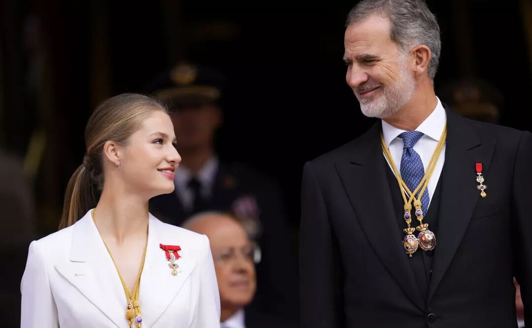 La princesa Leonor mira a su padre, el rey Felipe VI, durante un desfile militar luego de que ella jurara fidelidad a la Constitución como posible futura reina de España. Foto: AP