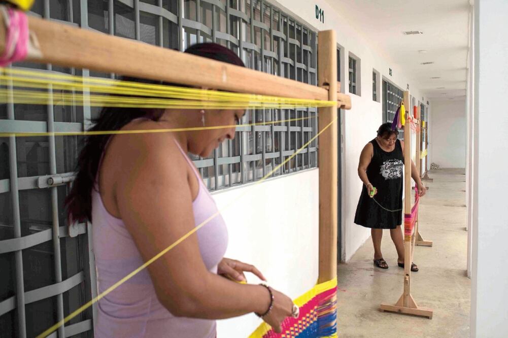 En el penal, las reclusas cuentan con dormitorios propios y realizan activid ades recreativas, desde el urdido de hamacas, hasta la elaboración de artesanías (CUAUHTÉMOC MORENO. EL UNIVERSAL)